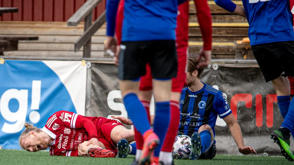 Gustav Rönnbäck-Wallin har dragit korsbandet flera gånger senaste åren. Nu kan fotbollskarriären vara över. (Arkivbild)