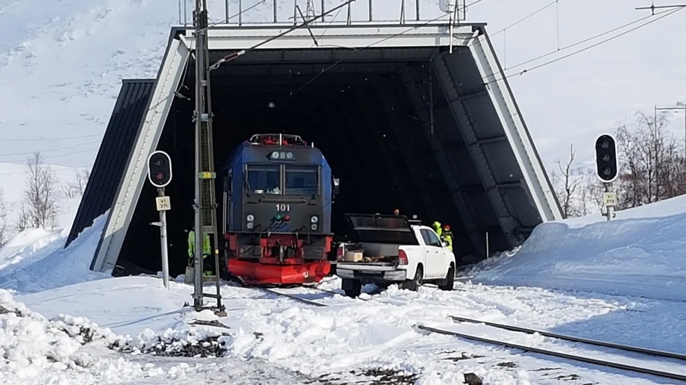 Bilden är från den urspårning som inträffade i Vassijaure redan 2021. Innan jul 2023 inträffade ytterligare en urspårning som ännu inte åtgärdats. Prognosen pekar på att spåret ska gå att öppna i slutet av januari men fram till dess är varje dag ett ekonomiskt dråpslag mot gruvjätten som förlorar 100 miljoner kronor per dygn.