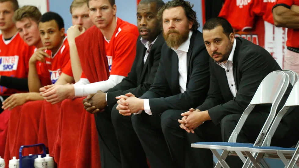 Anders Jonsson till vänster om Kevin Gaines under en tidigare sejour i Uppsala Basket.