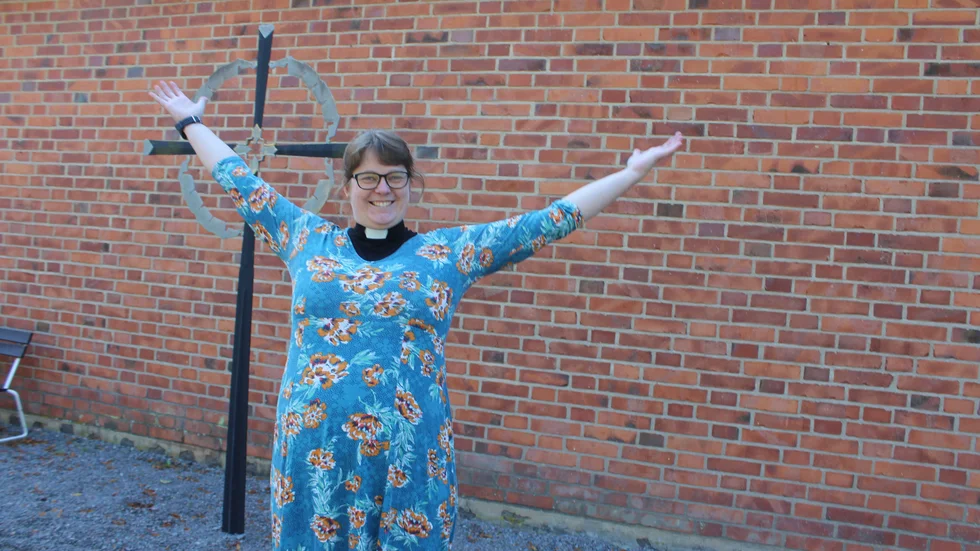 Präst Emelie Hjerth välkomnar till lördagens stora drop-in för dop och vigslar i Åtvidaberg. Fem präster, tre musiker,  övrig personal och en veteranbilschaufför är redo att ta emot vigsel- och dopsällskap. I församlingsgården bjuds på festlig fika efter akterna.