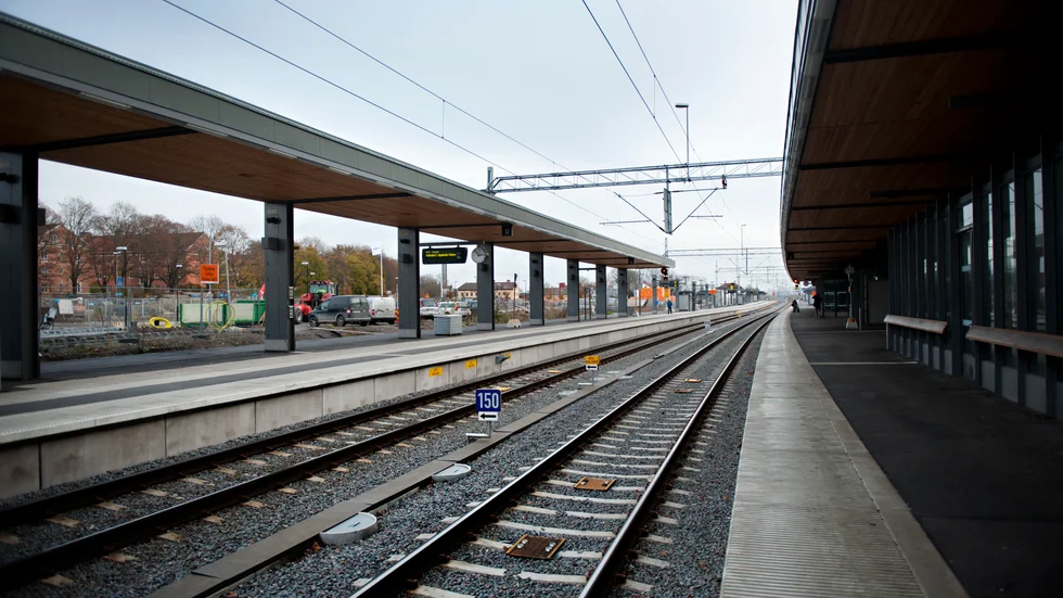 Sabotage vid tågspår orsakar inte bara förseningar utan innebär också en risk för individen. Det vanligaste är klotter. "Det är också relativt vanligt att det läggs föremål på rälsen, men inte att det är stora saker", säger Trafikverkets presskommunikatör Katarina Wolffram.