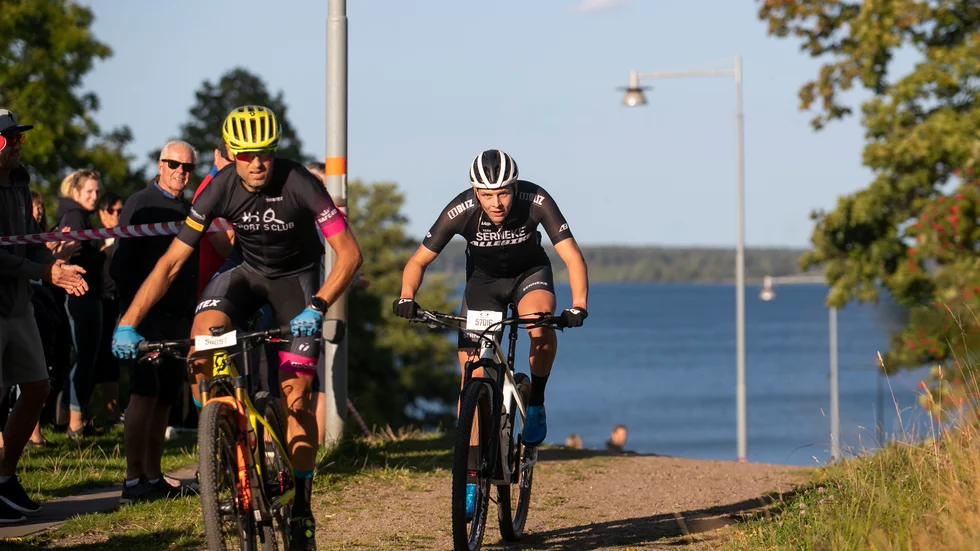 Henrik Sparr hade länge sällskap av Motalabördiga Dennis Wahlqvist längst fram. Men i backen ute vid Smedsby ryckte Sparr och såg till att  vara först i mål i MTB-Vättern. 