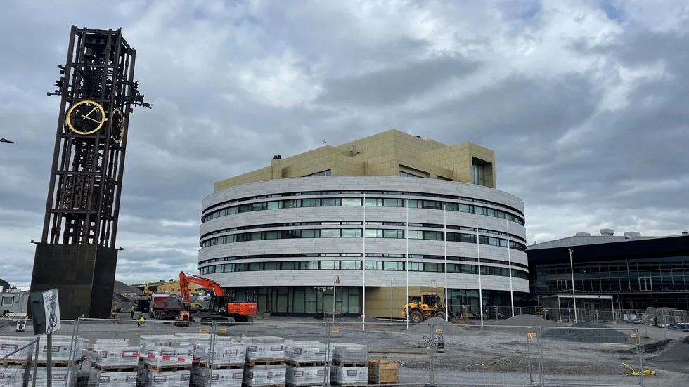 Nu ska taket på nya Stadshuset Kristallen vara tätt.