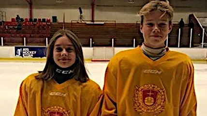 ESK-spelarna Stina Persson och Oskar Rosengren har blivit uttagna till årets upplaga av TV-pucken.