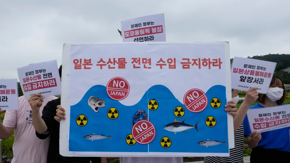 Spillvattnet vid Fukushima väcker känslor i hela regionen. Bild från demonstration i Sydkorea den 11 juni i år.