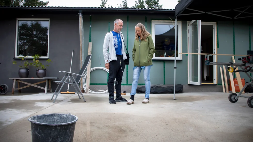 Ett halvår efter att Kjelle Andersson insjuknade i covid-19, är han fortfarande långtifrån återställd. Efter nära tre månader i respirator gick han ned kraftigt i vikt och hans lungor är kraftigt nedsatta. Och han har tvingats lära sig "allt" igen, som att kunna lyfta sina tår när han ska gå. Men han blir sakta men säkert bättre, mycket tack vare stödet från sin sambo, Åsa Pettersson, och deras vänner – "byggänglarna" som gör färdigt utbyggnaden av huset i Anga. 