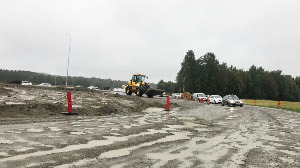 Den tillfälliga omfartsleden kritiseras för att vara gropig när det regnar.