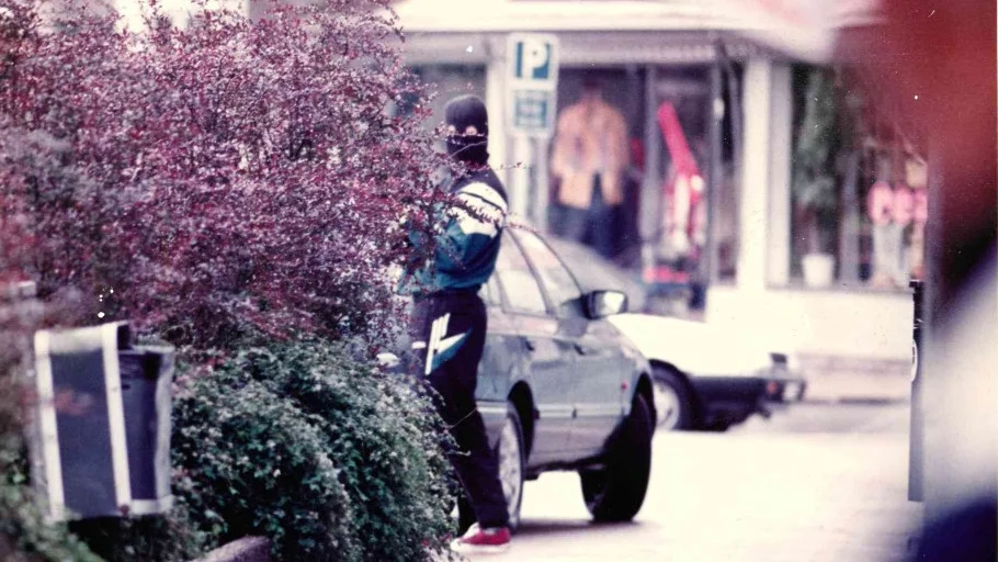 Idagarna var det 25 år sedan Sparbanken rånades. Olof Carlsons fotografi på rånaren som håller vakt utanför banken finns fortfarande kvar på redaktionen.