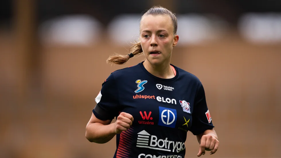 Olga Ahtinen närmar sig spel.