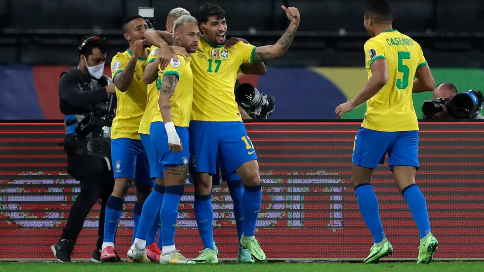 Lucas Paqueta firar med sitt brasilianska lag efter 1-0-målet.