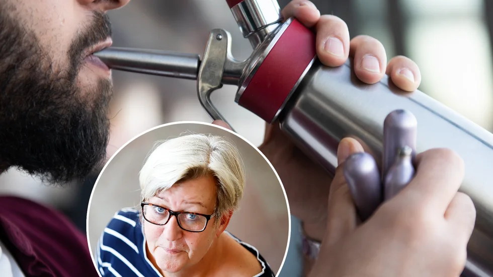 Lustgas har blivit en ny festdrog för unga. Här använder en man lustgas med en sifon och gaspatroner på en arrangerad bild. Trygghetssamordnare Marita Andersson säger att hon inte är förvånad om det förekommer i Strängnäs.