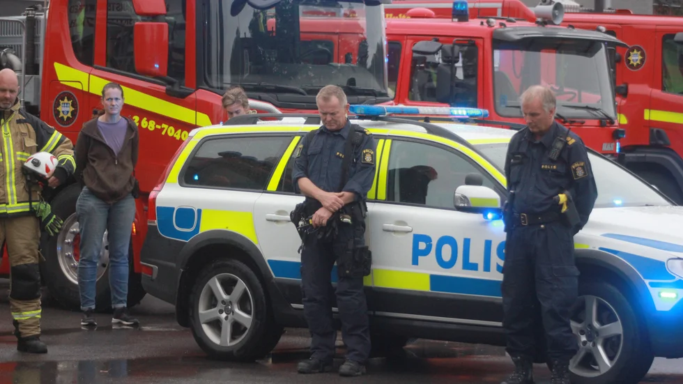Tomas Kollin, Torbjörn Ingvarsson och ytterligare två kollegor hedrade, tillsammans med räddningstjänst och ambulans, den polisman som sköts till döds i Göteborg på onsdagskvällen.  