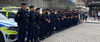 Här hedrar poliserna sin kollega efter dödsskjutningen