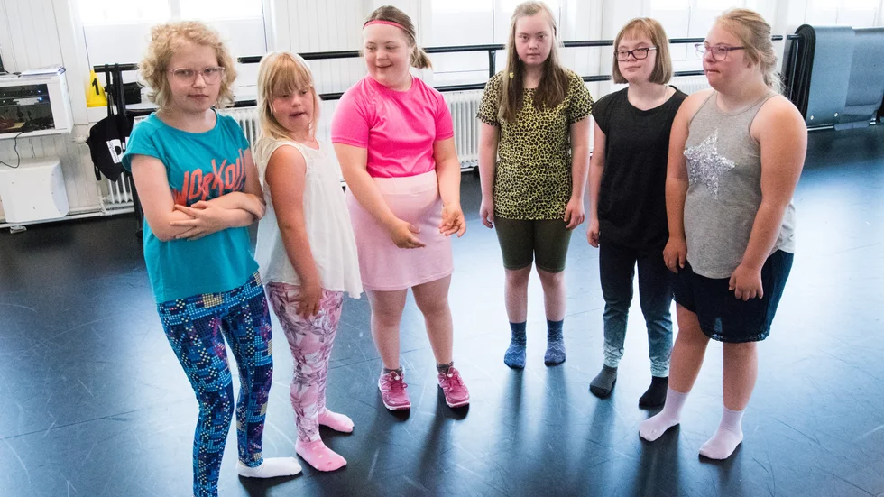 Ines Laestadius, 14 år, Livia Hedberg, 11 år, Vilma Rylander, 15 år, Stella Rönnqvist, 15 år, Maja Bredhult, 14 år, och Elvina Morin, 13 år, heter deltagarna på danslägret i Boden.