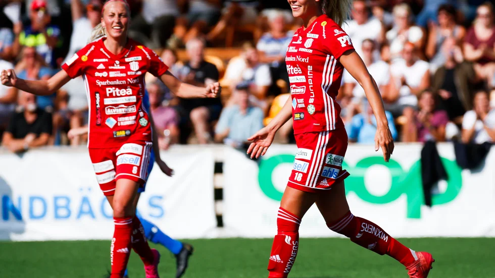 Nina Jakobsson, till höger, och hennes Piteå ställs mot Bröndby i Champions League-slutspelets sextondelsfinal.
