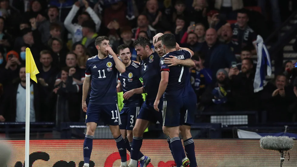 Skottland firar målet mot Danmark.