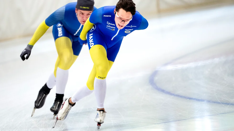 Nils van der Poel, till höger, vann i världscuppremiären. Arkivbild.