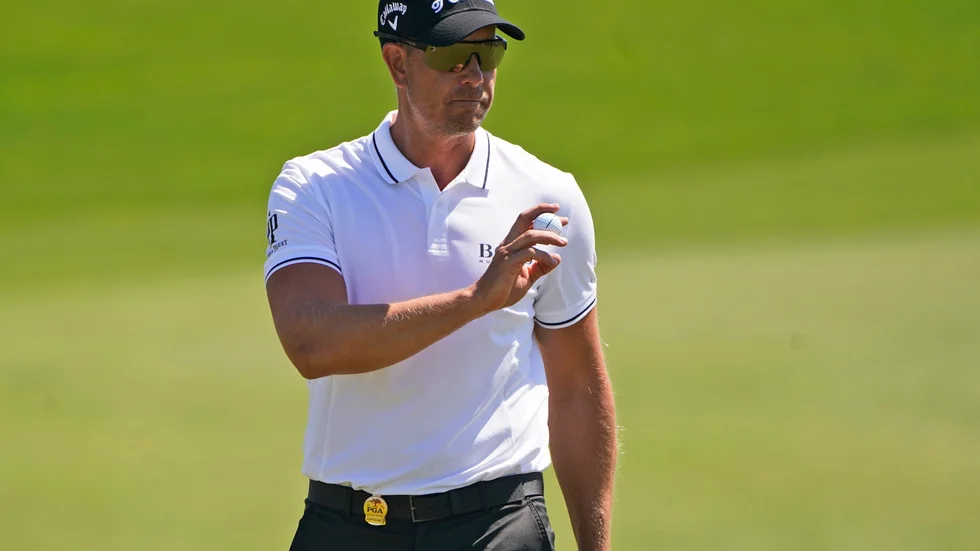 Henrik Stenson öppnade starkt i PGA-mästerskapen men tappade tre slag på de sista två hålen.