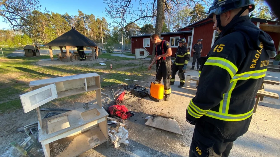 Någon ska ha eldat kläder och andra saker på Atheneskolans skolgård.