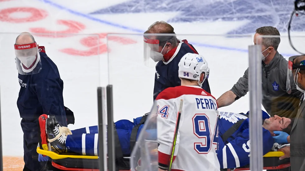 Corey Perry (94), vars knä träffade John Tavares i huvudet, kollar till Torontokaptenen medan denne körs ut på bår.