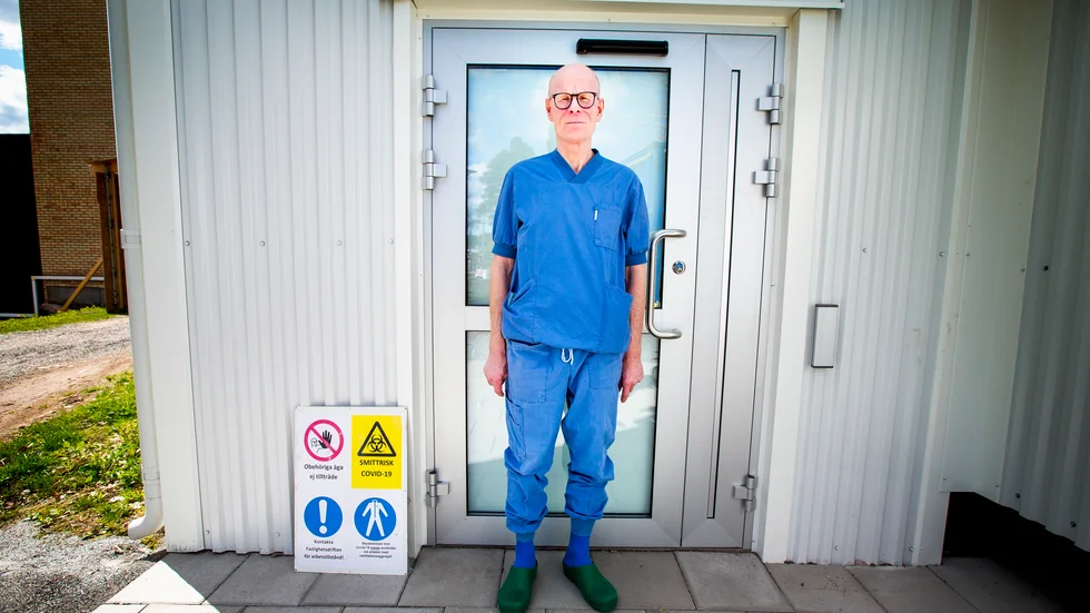 I Fredagsintervjun varnar chefsläkare Ulf Karlsson för att tro att faran är över. Han står vid dörren där covidsjuka patienter tas emot och säger: "På IVA i Piteå har vi vårdat flera patienter som redan fått sin första vaccinspruta. Många norrbottningar verkar ha vaggats in i en falsk säkerhet. Den här pandemin är långt ifrån över."