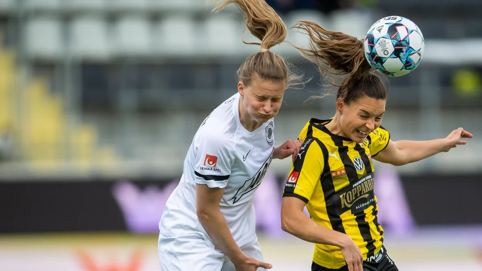 Uniteds Elise Stenevik och Häckens Johanna Rytting Kaneryd i en bollduell. Du hittar hela vår liverapport nedan.