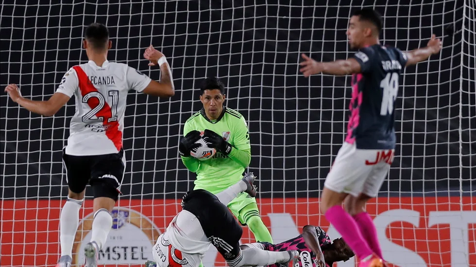 Mittfältaren Enzo Pérez var stabil som målvakt för River Plate mot Independiente.