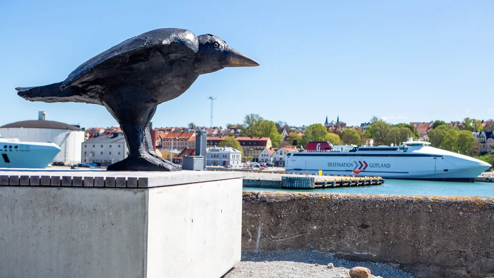 Med utsikt över hamnen sitter Kajan på kajen och hälsar på dem som kommer in genom hamninloppet.