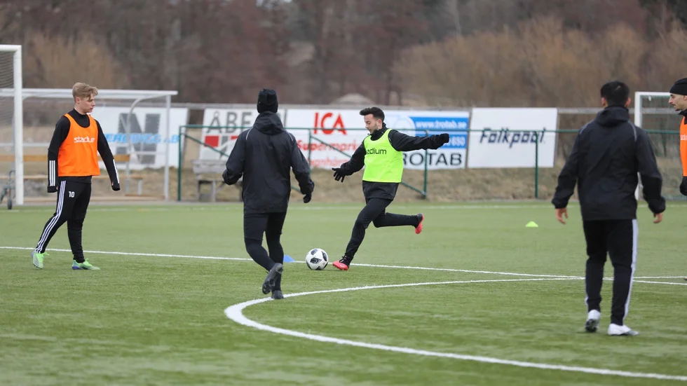 Skadorna har ökat för Vagnhärads SK men till nästa höst hoppas kommun att nytt konstgräs ska var på plats vid Häradsvallen.