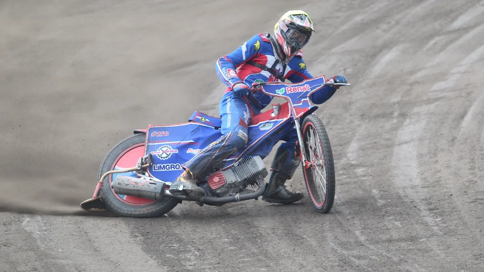 Oscar Holstensson kör i den klassiska lagcupen i Vetlanda.
