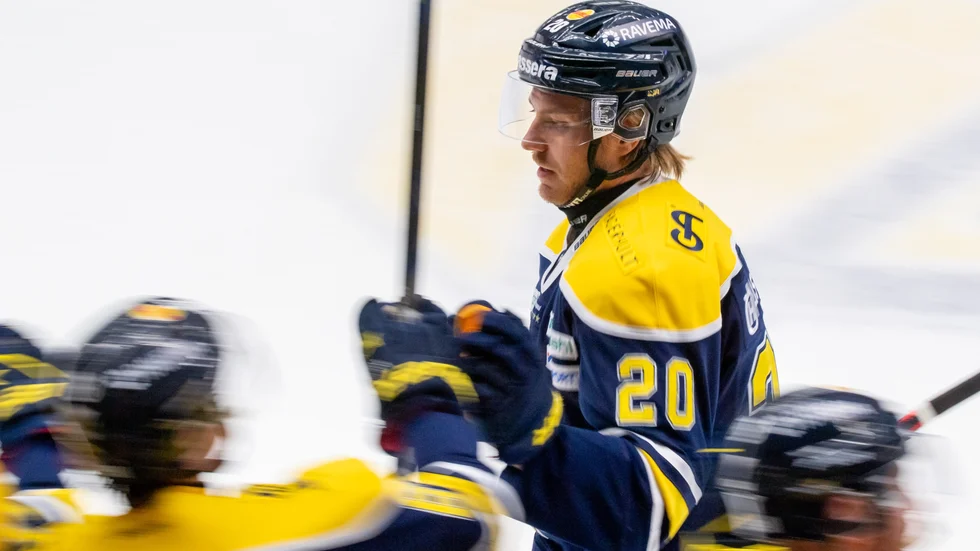 Linus Sandin blir kvar i Philadelphia flyers organisation.