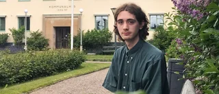 Han gör punkig ångestpop i Hurulas anda: "Som att sitta på en sen nattbuss hem efter en fest" 