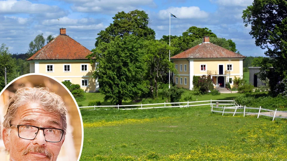 Roland Blomkvist, Katrineholms kommunarkiv, berättar om en tid när Stensjö var administrativt centrum i hela Oppunda härad. Tingshuset, till vänster, som från 1850 även inhyste Oppunda sparbank och gästgiveriet.