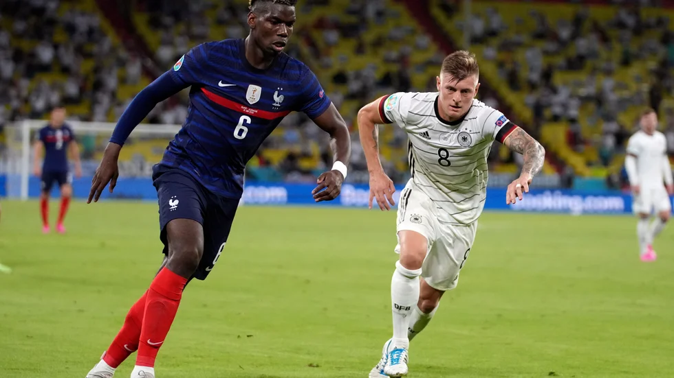 Paul Pogba, jagad av Tysklands Toni Kroos i EM-premiären.