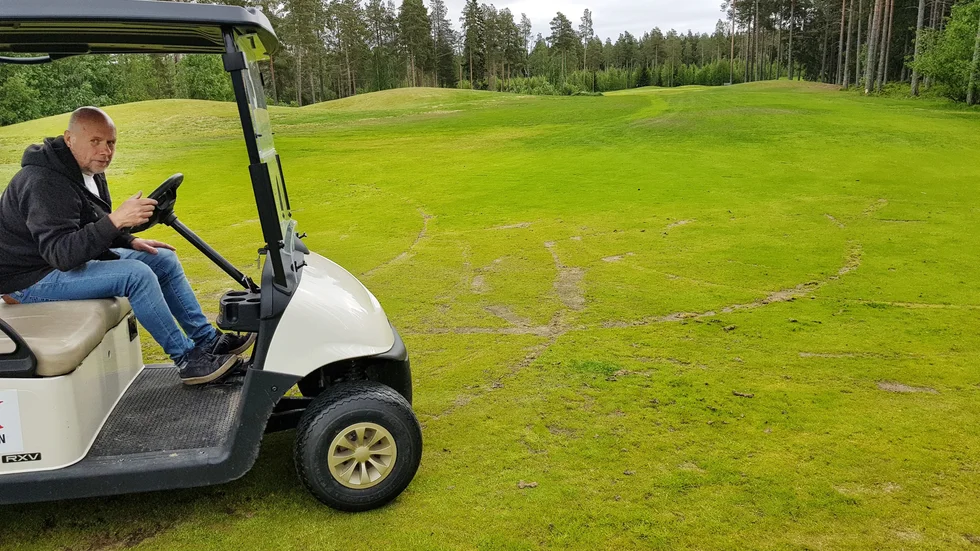 Klubbchef Ulf Åberg tycker att det känns olustigt att delar av golfbanan blivit vandaliserad. "Det är spår, troligen från en golfbil, som kört kors och tvärs över greener, fairways och bunkrar", säger han.