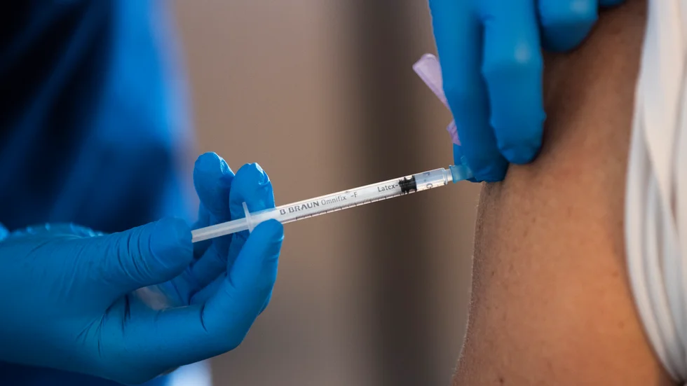 I flera regioner erbjuds vaccin mot covid-19 till alla över 18 år som bor på asylboende. Arkivbild.