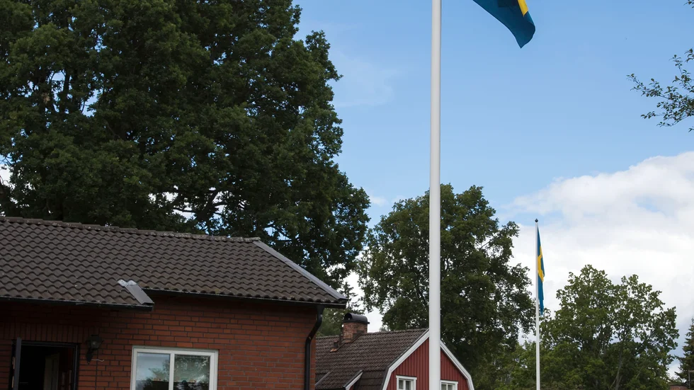 Flaggar gör man i dagsljus, tycker skribenten.