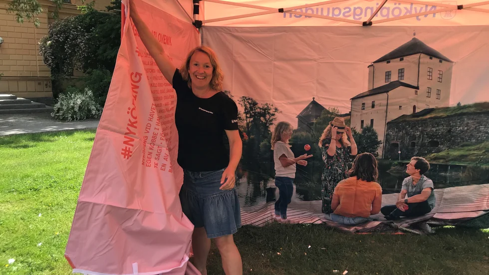 Maria Säfverblad och hennes kollegor bygger upp den mobila turiststationen på prov. På torsdag är det premiär.