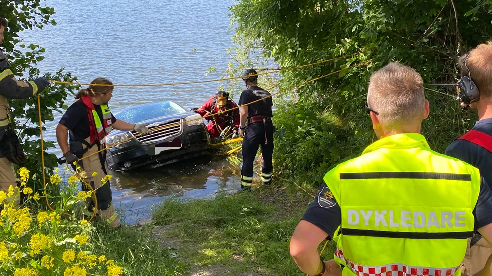 En bil sjönk i samband med att en båt skulle tas upp.