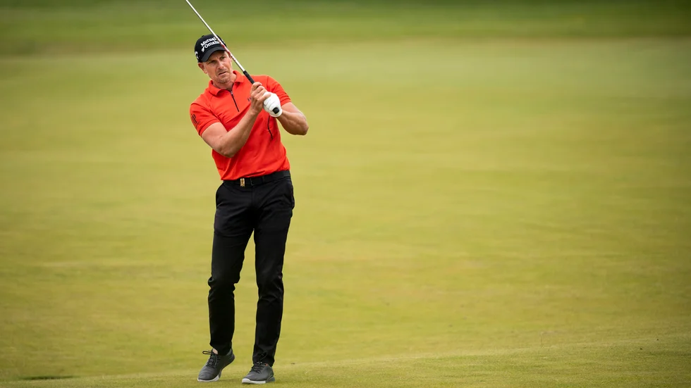 Henrik Stenson gick på två slag under par under första rundan av Scandinavian Mixed utanför Kungsbacka.