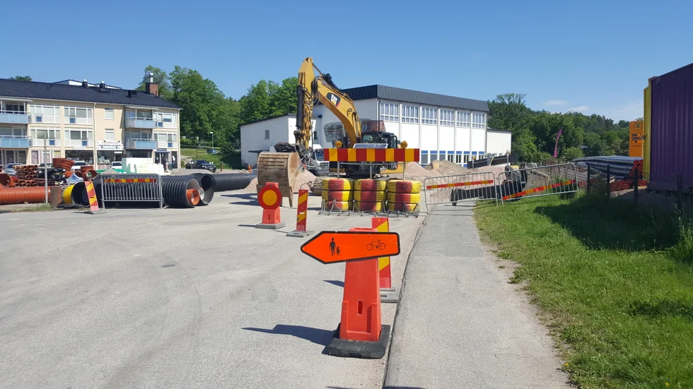 Små pilar visar var gång- och cykeltrafikanter ska ta vägen.