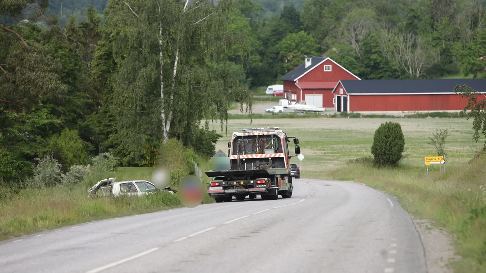 Vid 8-tiden på onsdagsmorgonen var bärgare på plats för att ta hand om den illa tilltygade bilen. 