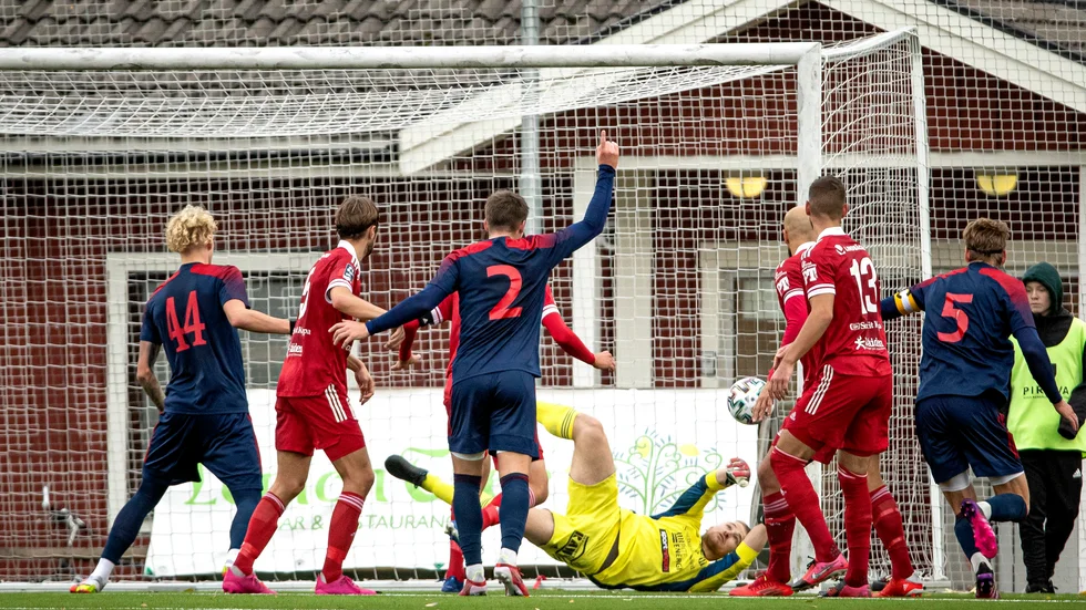 Mål eller inte. Sista sekvensen i den första halvleken döms bollen inne och 2-0 till Sandviken. Piteåmålvakten Conor O Keefe var av en annan åsikt.