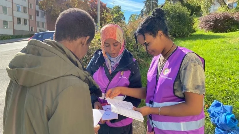 Hälsoinformatörerna Nimat Ismaiel, 21, och Rim Biniam, 19, båda med rötterna i Eritrea, hjälper Strängnäsbor som inte pratar svenska med information om vaccineringen mot covid-19. Mellan sig pratar de arabiska, tigre, tigrinja och amhari.