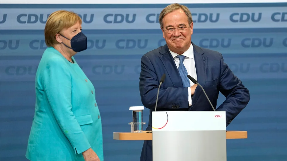 Tysklands långvariga kansler Angela Merkel lämnar över till Armin Laschet, CDU:s kanslerkandidat. 