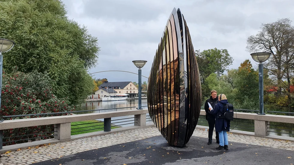 Lars-Ove Östensson, konsthallschef i Linköping, tog emot pressen vid den nya skulpturen "Målarmussla" vid Stångebro