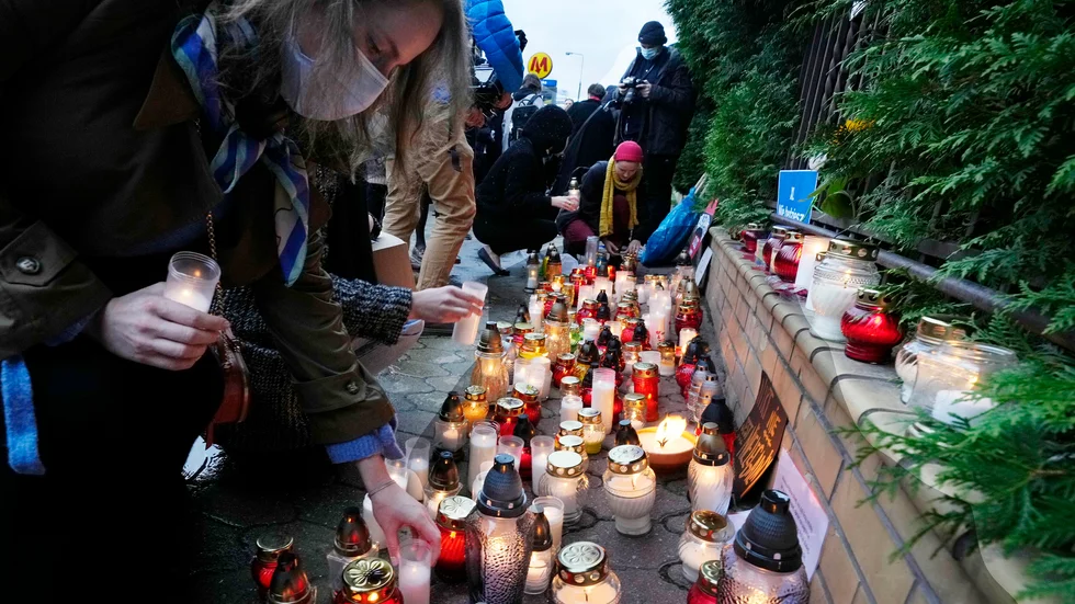 Invånare i Warszawa tänder ljus för fyra personer som nyligen hittades döda vid den polsk-belarusiska gränsen där mängder av flyktingar och migranter den senaste tiden försökt ta sig in i Polen. Arkivfoto.
