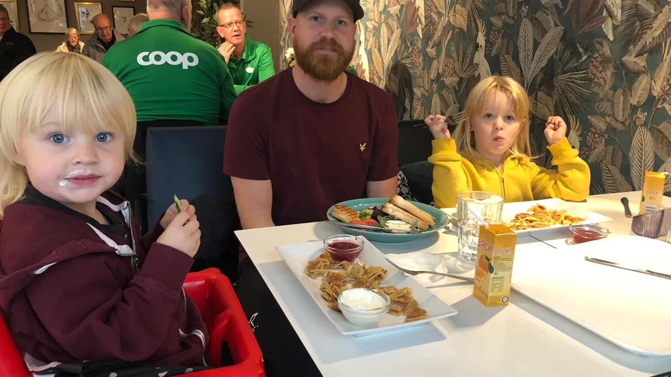 Daniel Öqvist med döttrarna Lovis och Inez: "Vi har inga bestämda planer för helgen men det blir nog att trotsa vädret och besöka någon lekpark".