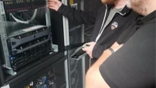 Robin Johansson, här på bild med Ronny Persson berättar mer om den stora investeringen i eget datacenter. 