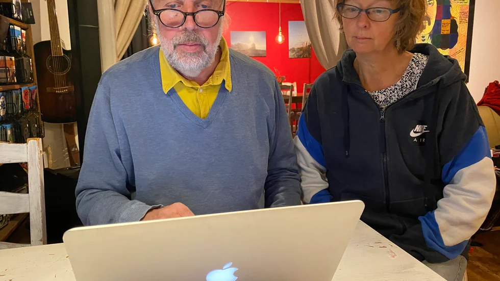 Tommy och Lia Starälv på Café Samt är mycket upprörda över försäljningsmetoden som de utsatts för. Tommys misstänksamhet gjorde dock att de snabbt fick reda på att deras Google-sida aldrig var hotad.